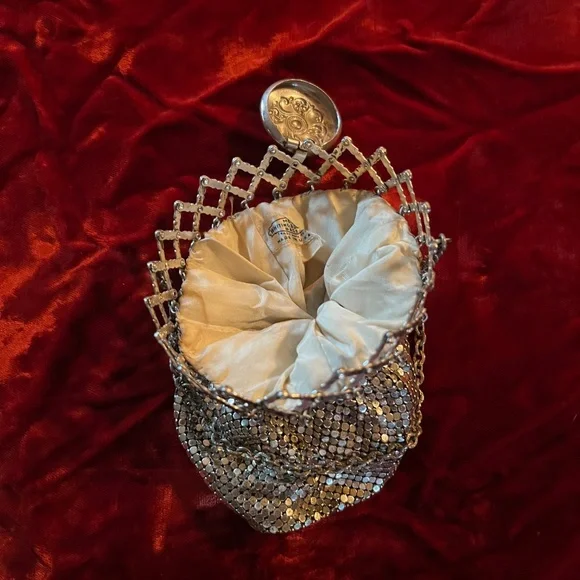 Whiting & Davis Silver Mesh Purse Beggars Purse--Expandable Gate Neck W/ Chain - Picture 2 of 6